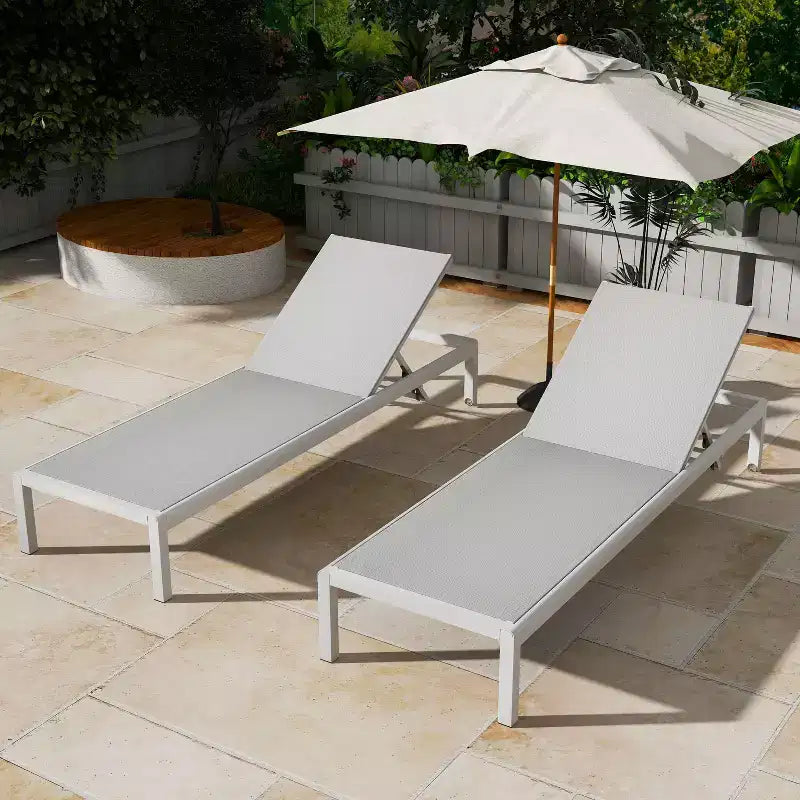 Ensemble de 2 chaises longues d'extérieur modernes Okak avec table d'appoint, chaises de patio avec cadre en aluminium antirouille pour bord de piscine, jardin, arrière-cour