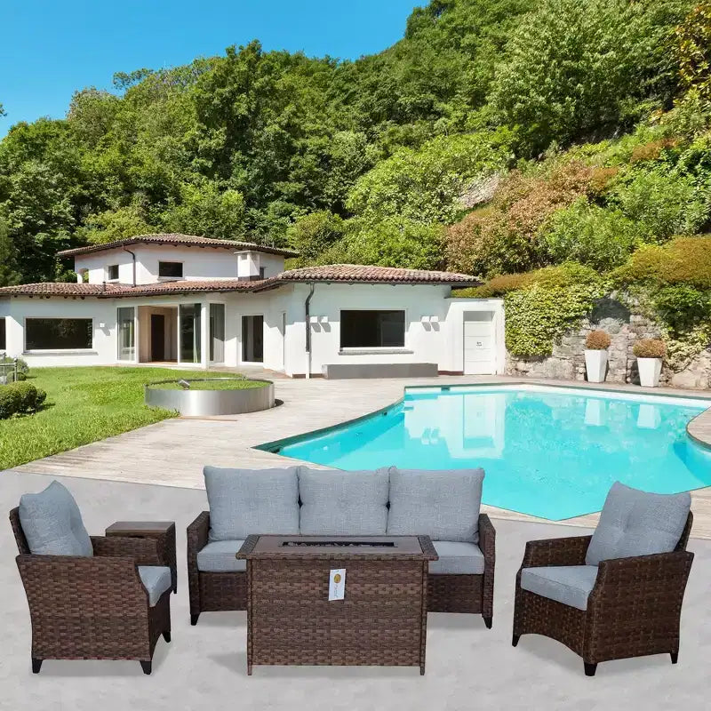 Canapé 5 places Courtyard Casual Costa Mesa – Marron Un canapé, deux fauteuils, une table d'appoint et un foyer avec cadre en tissu Poly teint dans la masse