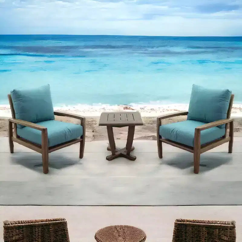 Ensemble de conversation Courtyard Casual Avalon en teck FSC 3 pièces comprenant : deux fauteuils de club et une table d'appoint carrée.