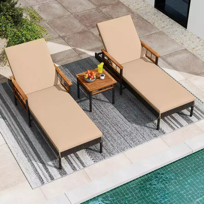 Ensemble de 2 chaises longues de jardin Costway en rotin avec table d'appoint, inclinables, marron mélangé, beige