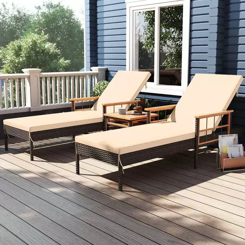 Ensemble de 2 chaises longues de jardin Costway en rotin avec table d'appoint, inclinables, marron mélangé, beige