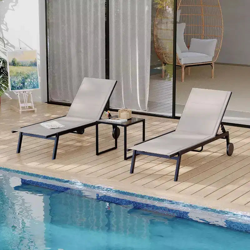 Ensemble de 3 chaises longues de patio CuisinSmart avec table d'appoint, chaises longues d'extérieur à roulettes, transats de piscine à dossier réglable