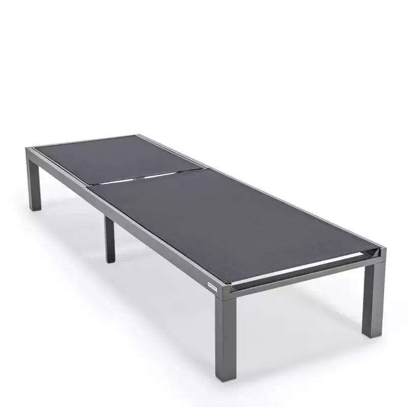Ensemble de 2 chaises longues de patio LeisureMod Marlin en aluminium gris moderne avec table d'appoint foyer carré, mobilier d'extérieur pour patio, terrasse et bord de piscine