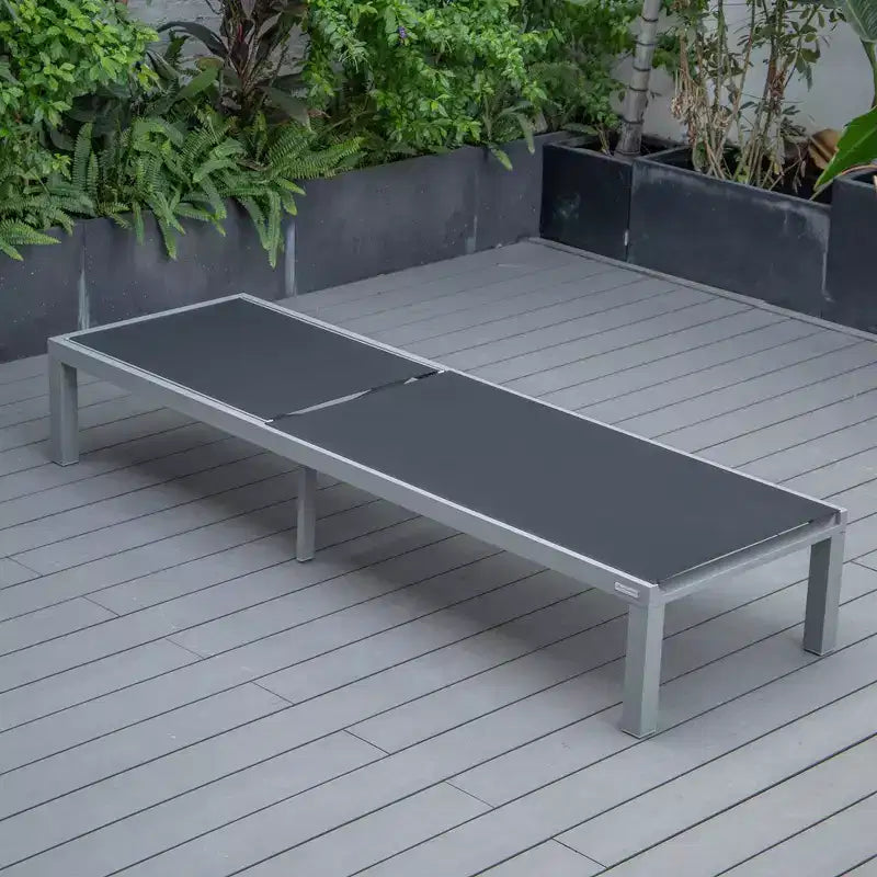 Ensemble de 2 chaises longues de patio LeisureMod Marlin en aluminium gris moderne avec table d'appoint foyer carré, mobilier d'extérieur pour patio, terrasse et bord de piscine