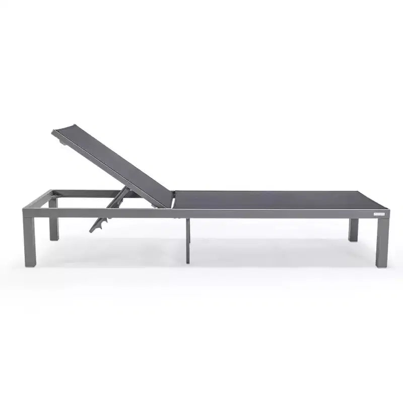 Ensemble de 2 chaises longues de patio LeisureMod Marlin en aluminium gris moderne avec table d'appoint foyer carré, mobilier d'extérieur pour patio, terrasse et bord de piscine