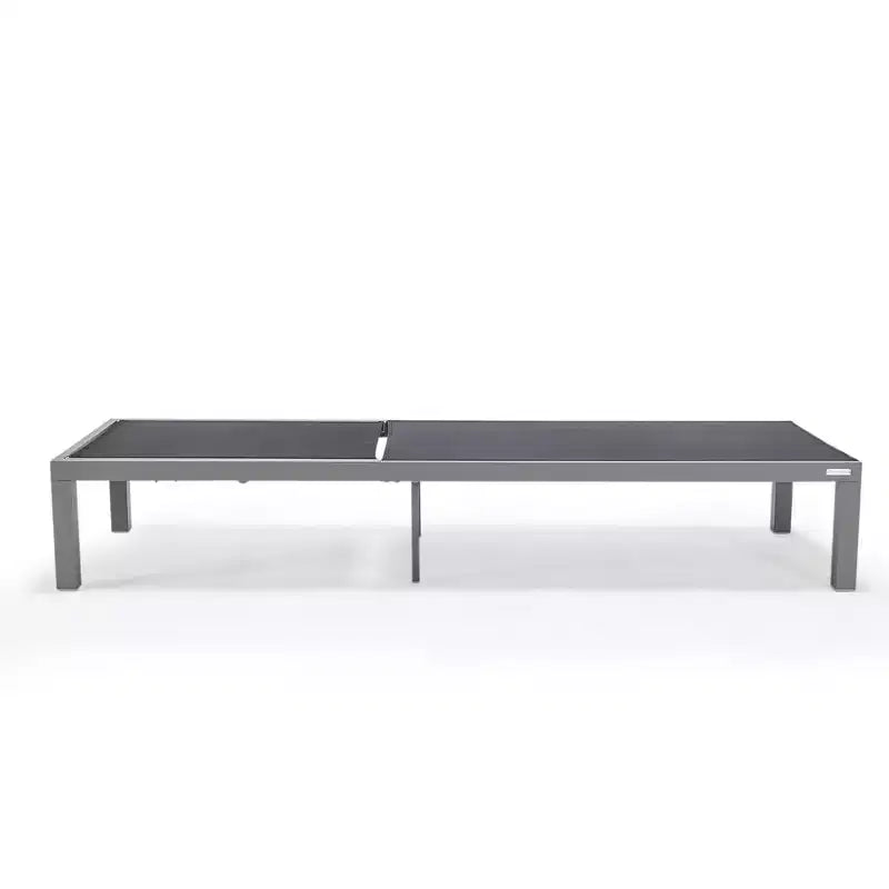 Ensemble de 2 chaises longues de patio LeisureMod Marlin en aluminium gris moderne avec table d'appoint foyer carré, mobilier d'extérieur pour patio, terrasse et bord de piscine
