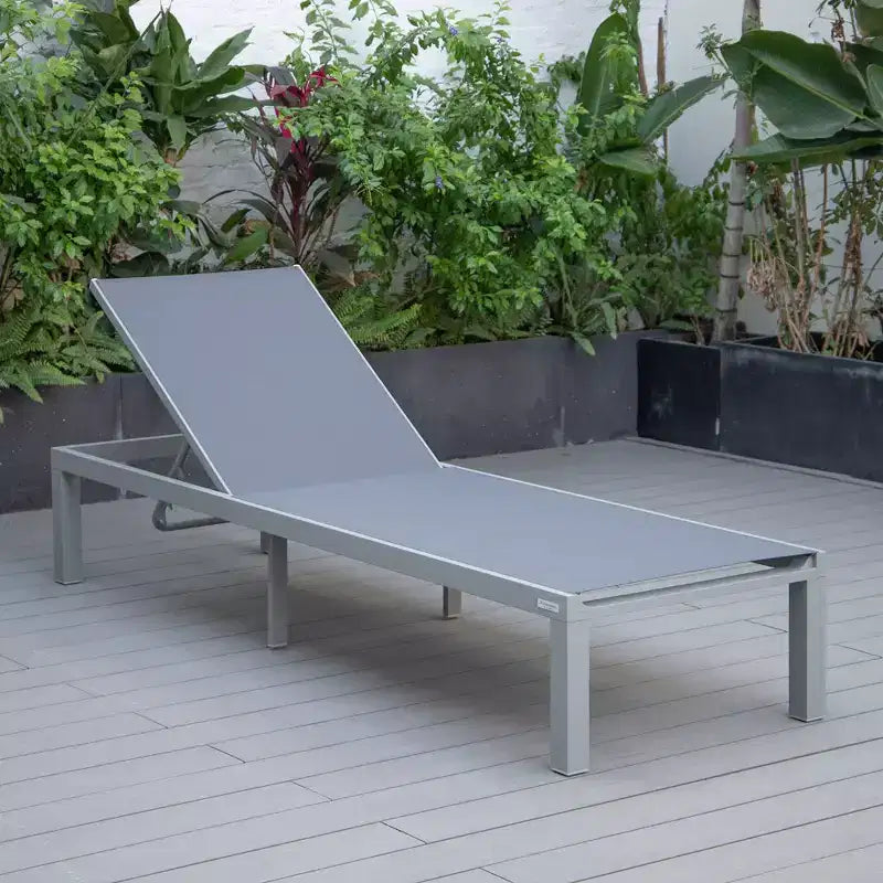 Ensemble de 2 chaises longues de patio LeisureMod Marlin en aluminium gris moderne avec table d'appoint foyer carré, mobilier d'extérieur pour patio, terrasse et bord de piscine