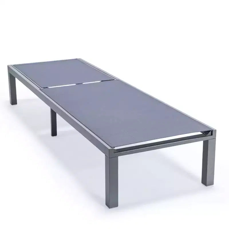 Ensemble de 2 chaises longues de patio LeisureMod Marlin en aluminium gris moderne avec table d'appoint foyer carré, mobilier d'extérieur pour patio, terrasse et bord de piscine