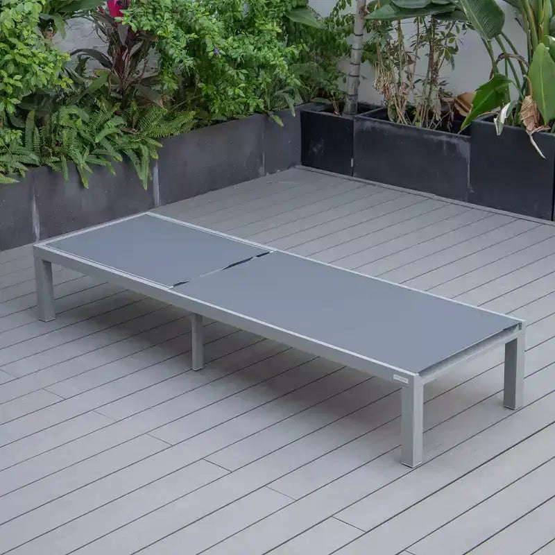 Ensemble de 2 chaises longues de patio LeisureMod Marlin en aluminium gris moderne avec table d'appoint foyer carré, mobilier d'extérieur pour patio, terrasse et bord de piscine