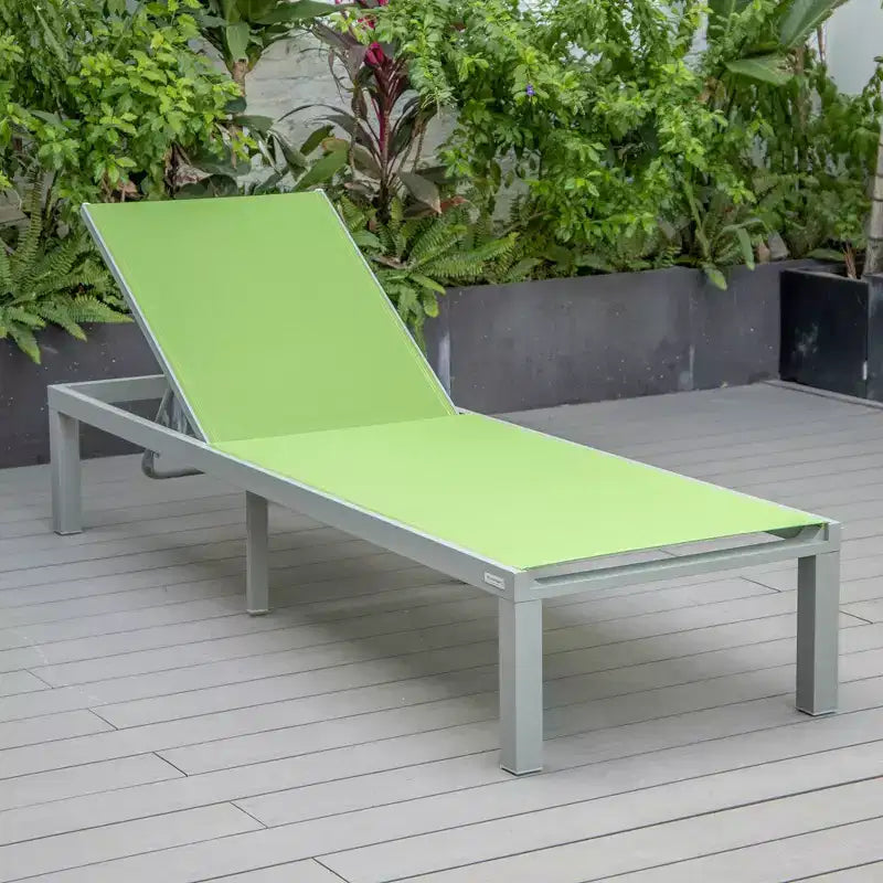 Ensemble de 2 chaises longues de patio LeisureMod Marlin en aluminium gris moderne avec table d'appoint foyer carré, mobilier d'extérieur pour patio, terrasse et bord de piscine