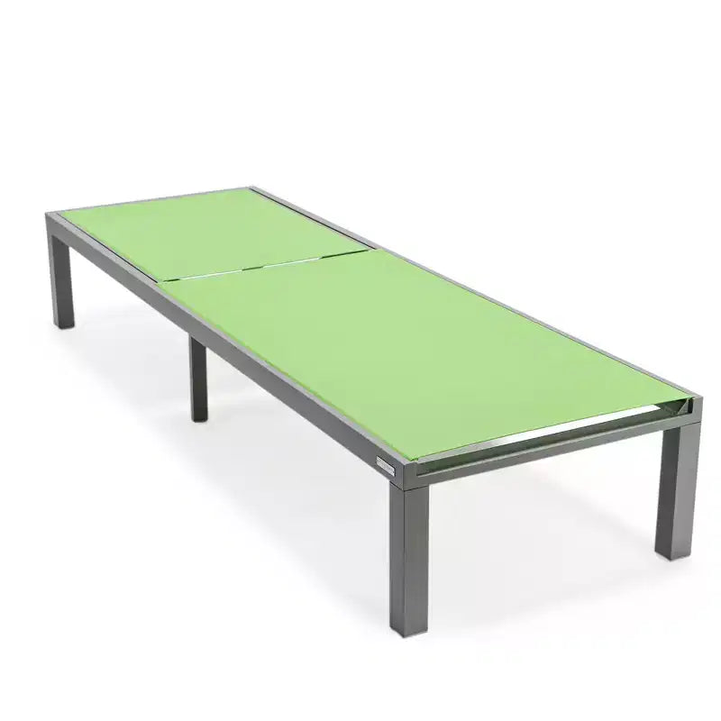 Ensemble de 2 chaises longues de patio LeisureMod Marlin en aluminium gris moderne avec table d'appoint foyer carré, mobilier d'extérieur pour patio, terrasse et bord de piscine