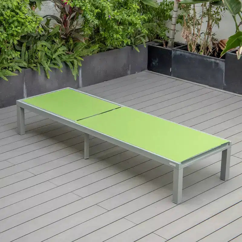 Ensemble de 2 chaises longues de patio LeisureMod Marlin en aluminium gris moderne avec table d'appoint foyer carré, mobilier d'extérieur pour patio, terrasse et bord de piscine