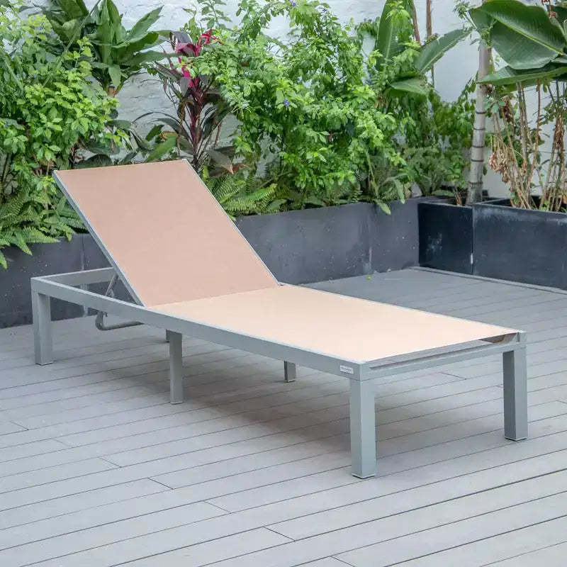 Ensemble de 2 chaises longues de patio LeisureMod Marlin en aluminium gris moderne avec table d'appoint foyer carré, mobilier d'extérieur pour patio, terrasse et bord de piscine