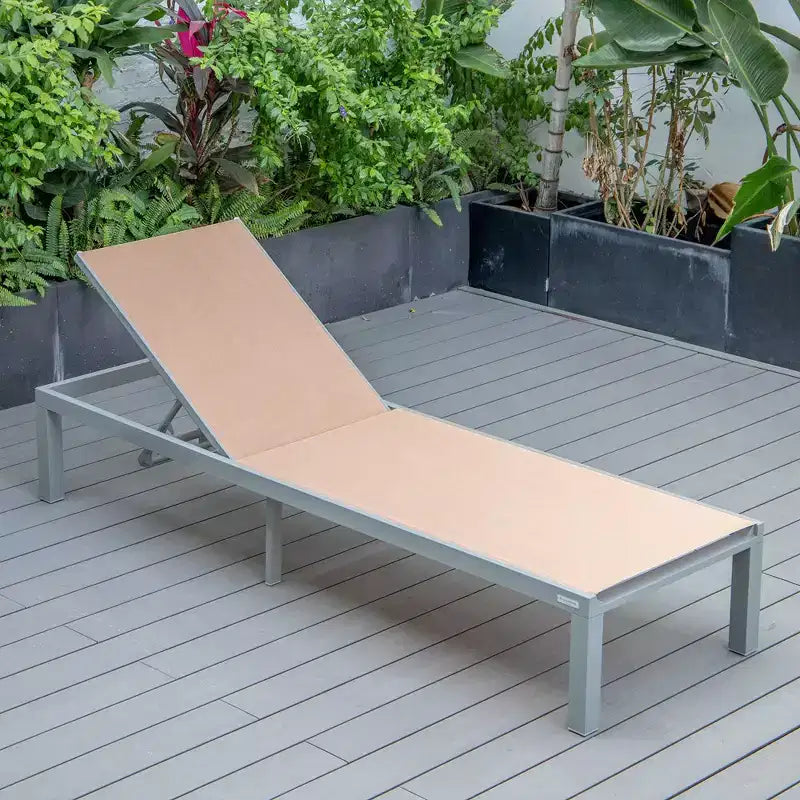 Ensemble de 2 chaises longues de patio LeisureMod Marlin en aluminium gris moderne avec table d'appoint foyer carré, mobilier d'extérieur pour patio, terrasse et bord de piscine