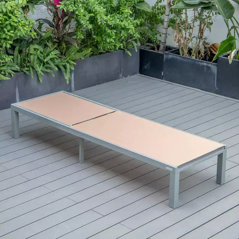 Ensemble de 2 chaises longues de patio LeisureMod Marlin en aluminium gris moderne avec table d'appoint foyer carré, mobilier d'extérieur pour patio, terrasse et bord de piscine