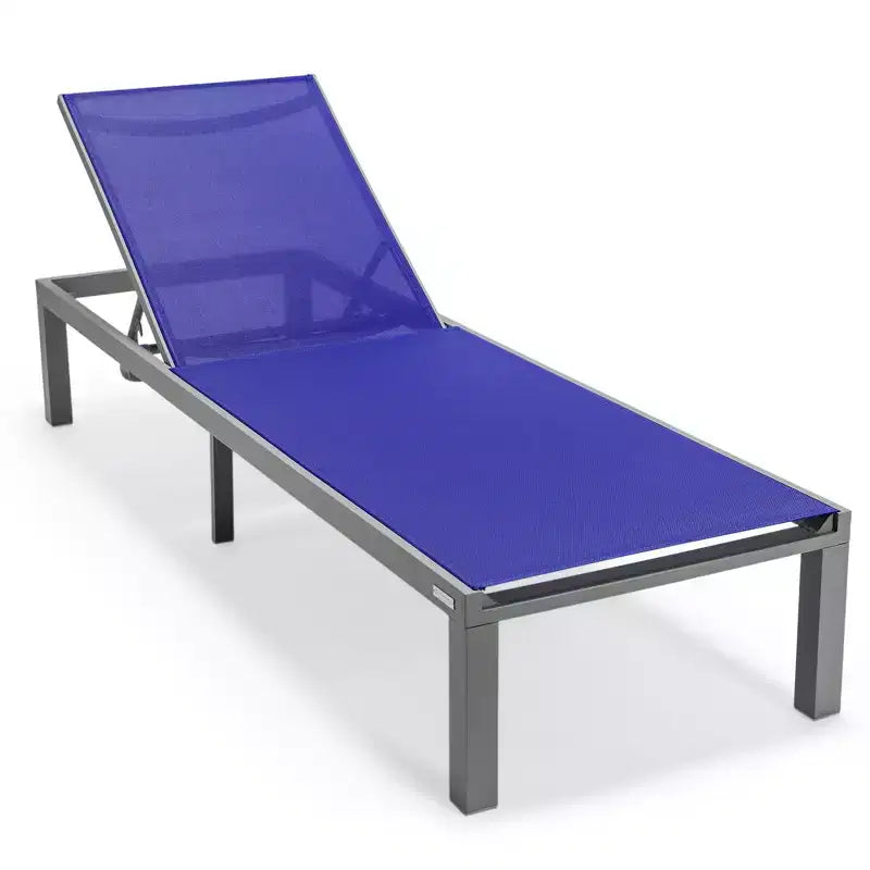 Ensemble de 2 chaises longues de patio LeisureMod Marlin en aluminium gris moderne avec table d'appoint foyer carré, mobilier d'extérieur pour patio, terrasse et bord de piscine