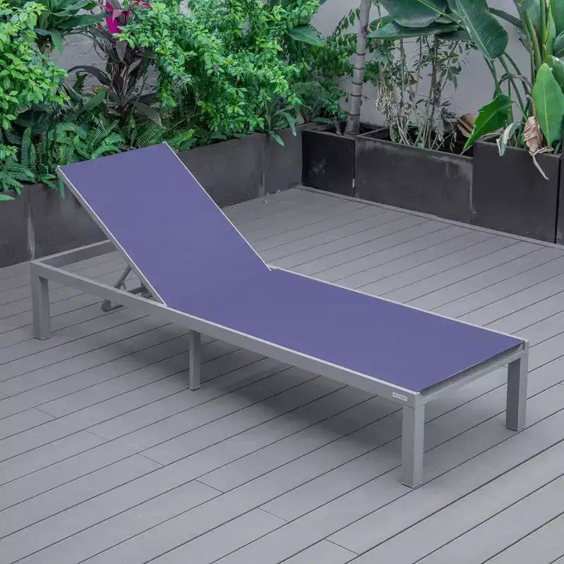 Ensemble de 2 chaises longues de patio LeisureMod Marlin en aluminium gris moderne avec table d'appoint foyer carré, mobilier d'extérieur pour patio, terrasse et bord de piscine