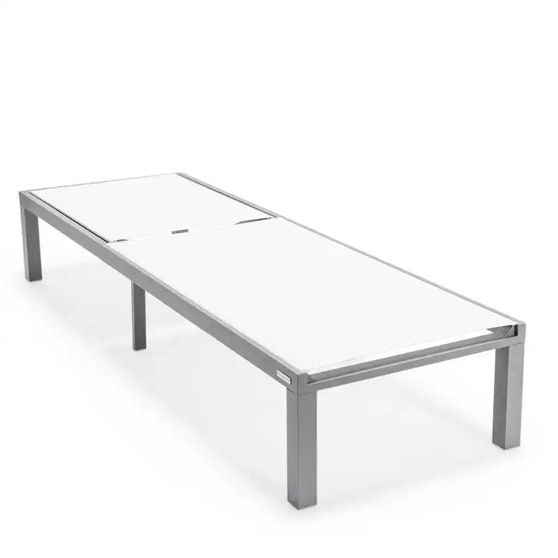 Ensemble de 2 chaises longues de patio LeisureMod Marlin en aluminium gris moderne avec table d'appoint foyer carré, mobilier d'extérieur pour patio, terrasse et bord de piscine