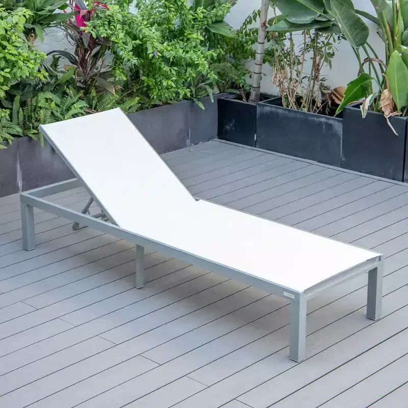 Ensemble de 2 chaises longues de patio LeisureMod Marlin en aluminium gris moderne avec table d'appoint foyer carré, mobilier d'extérieur pour patio, terrasse et bord de piscine