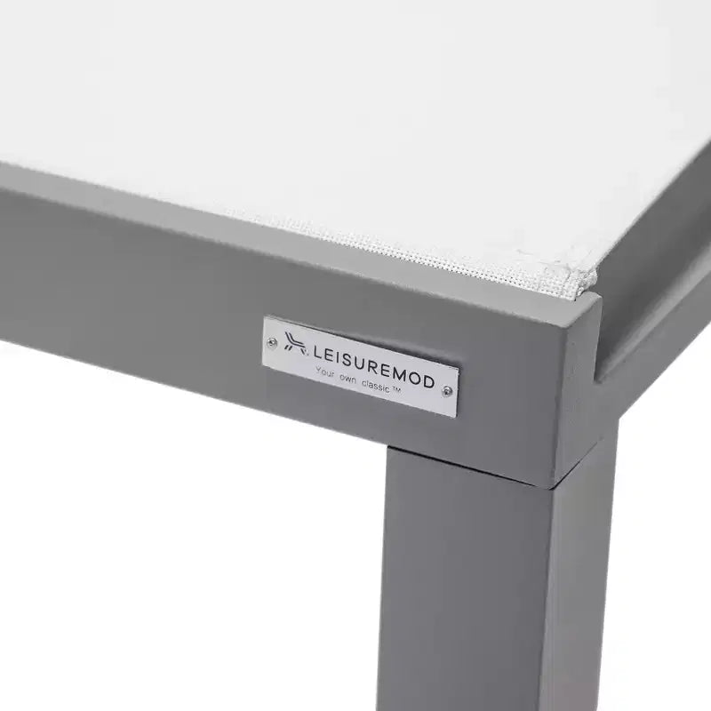 Ensemble de 2 chaises longues de patio LeisureMod Marlin en aluminium gris moderne avec table d'appoint foyer carré, mobilier d'extérieur pour patio, terrasse et bord de piscine