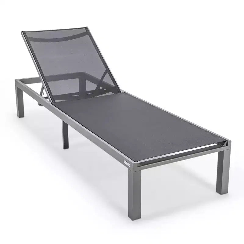 Ensemble de 2 chaises longues de patio LeisureMod Marlin en aluminium gris moderne avec table d'appoint foyer carré, mobilier d'extérieur pour patio, terrasse et bord de piscine