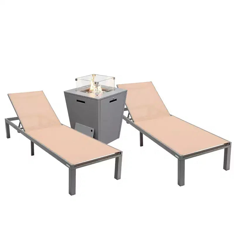 Ensemble de 2 chaises longues de patio LeisureMod Marlin en aluminium gris moderne avec table d'appoint foyer carré, mobilier d'extérieur pour patio, terrasse et bord de piscine
