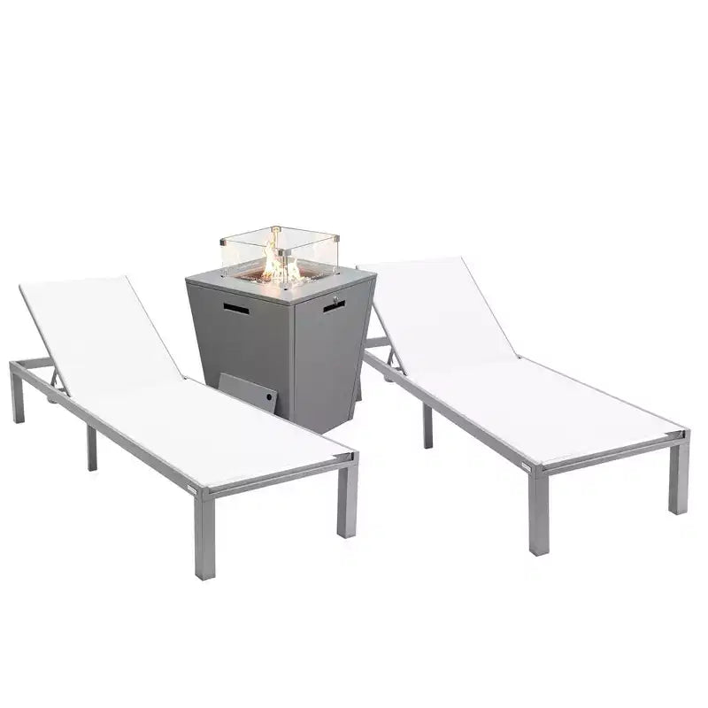 Ensemble de 2 chaises longues de patio LeisureMod Marlin en aluminium gris moderne avec table d'appoint foyer carré, mobilier d'extérieur pour patio, terrasse et bord de piscine