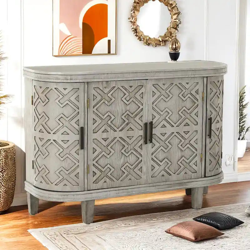 Meuble en bois avec portes à motifs anciens